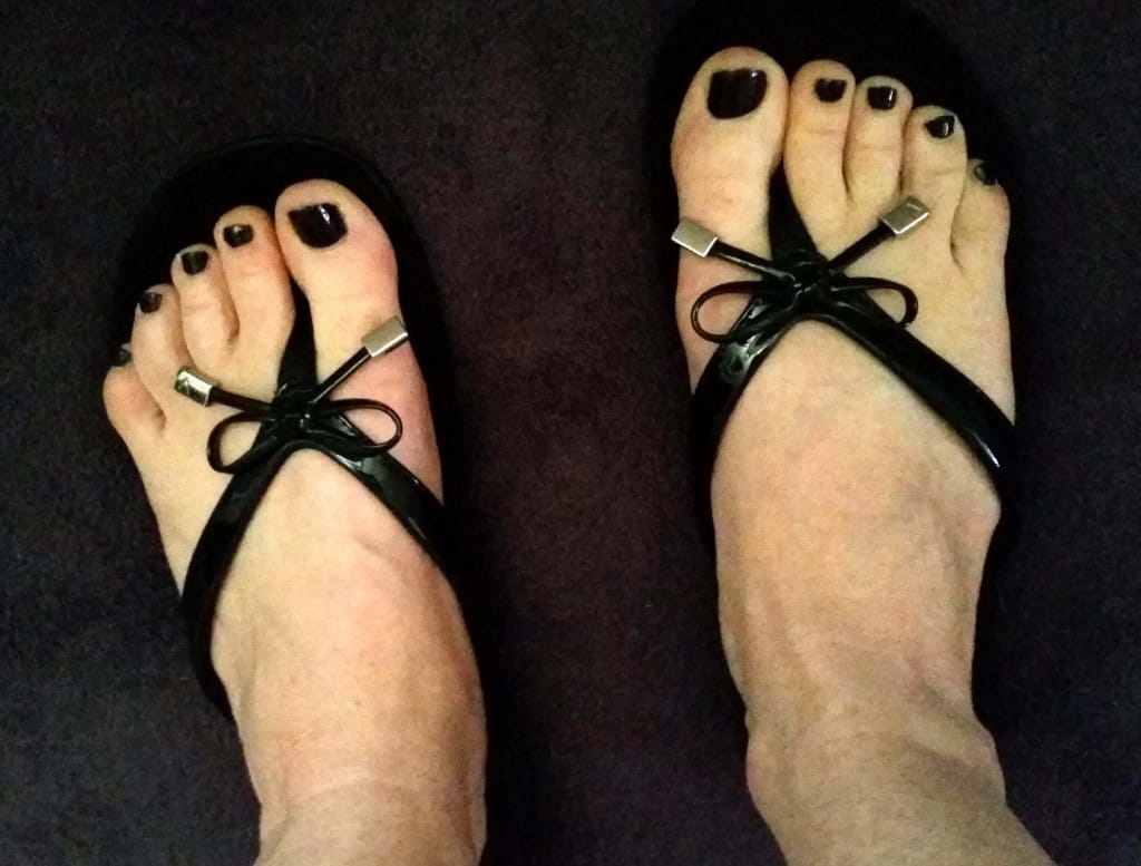 black vionic sandals
