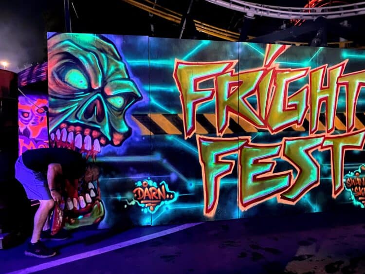 Halloween mazes at six flags magic mountain fright fest