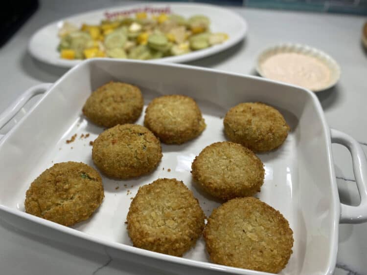 crab cakes and sriracha dip