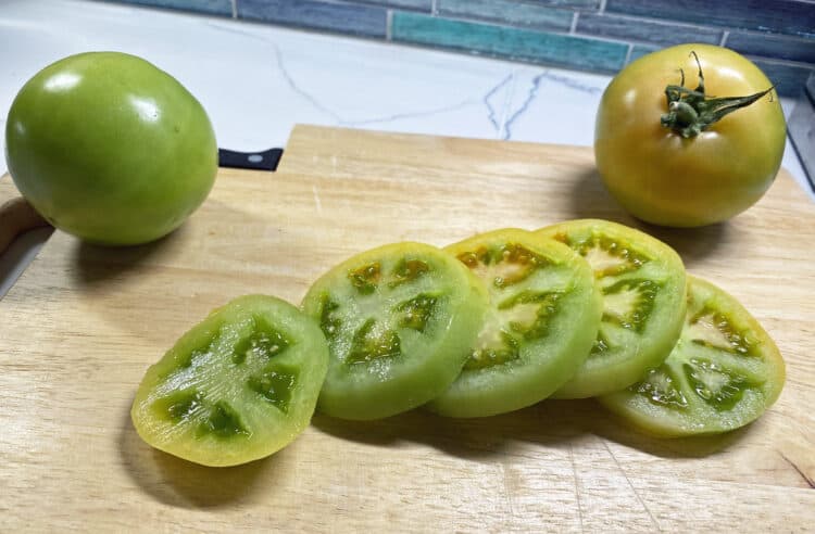 can green tomatoes be eaten raw?